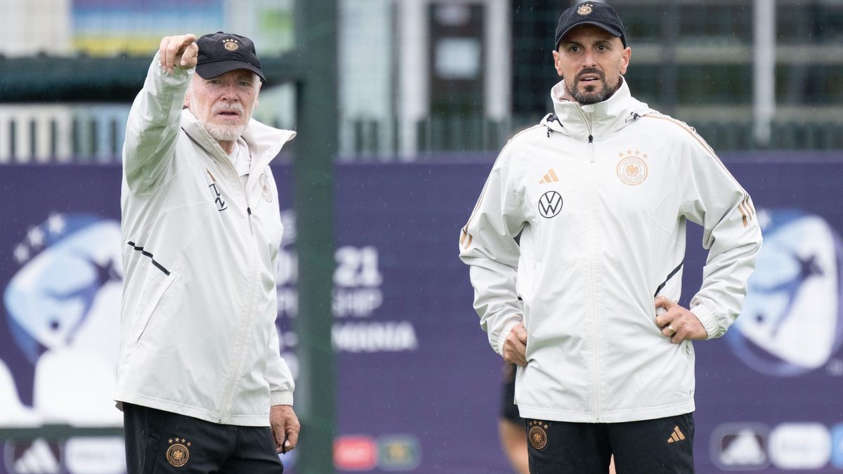 Haben noch viel Arbeit vor sich: U21-Coach Antonio Di Salvo (r) und Co-Trainer Hermann Gerland. - Foto: Sebastian Kahnert/dpa