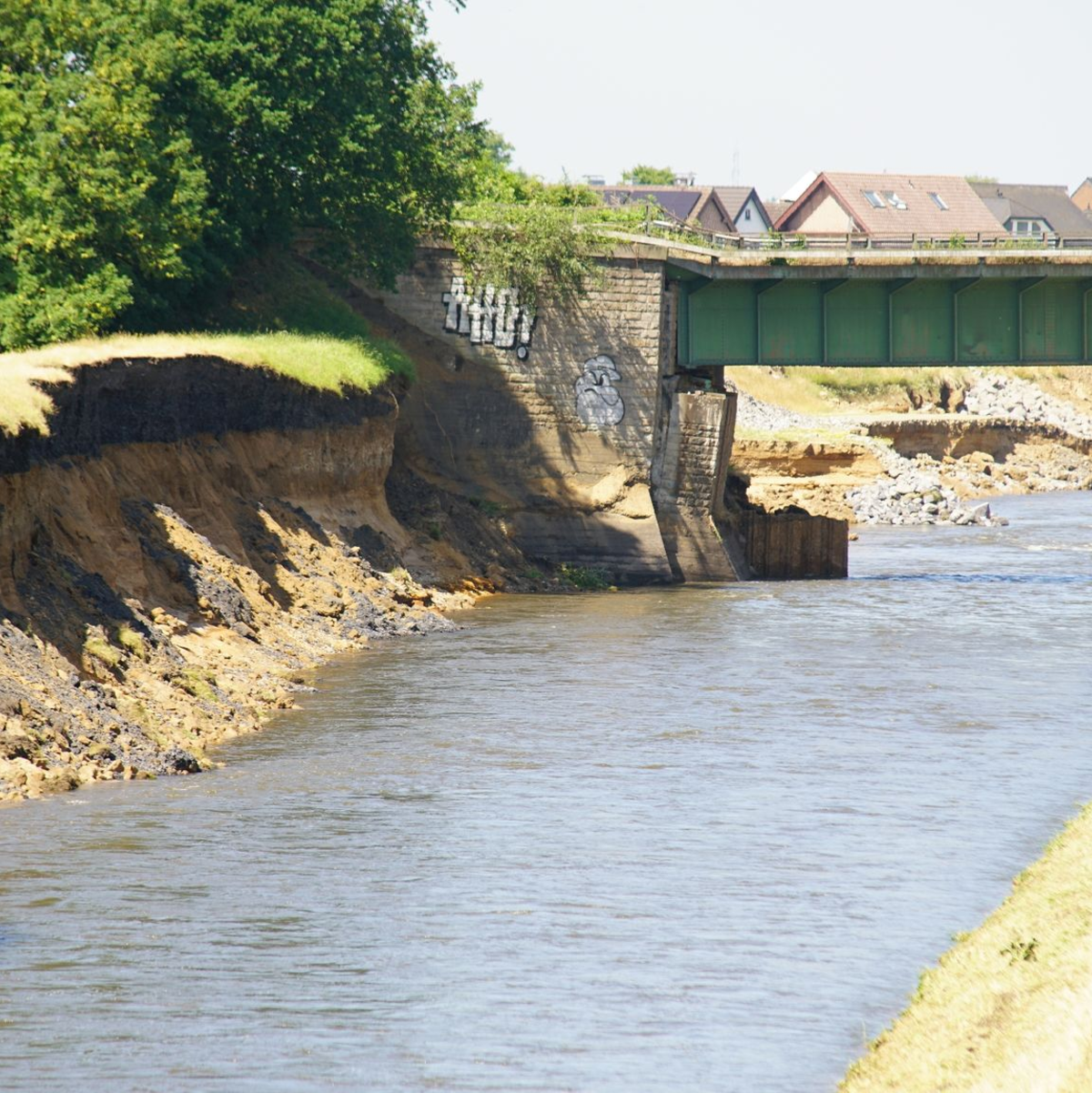 Die Eisenbahnbrücke ist durch den Regen der letzten Tage unterspült und abgesackt. - Foto: Markus Gayek/TNN/dpa