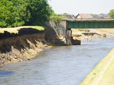 Die Eisenbahnbrücke ist durch den Regen der letzten Tage unterspült und abgesackt. - Foto: Markus Gayek/TNN/dpa