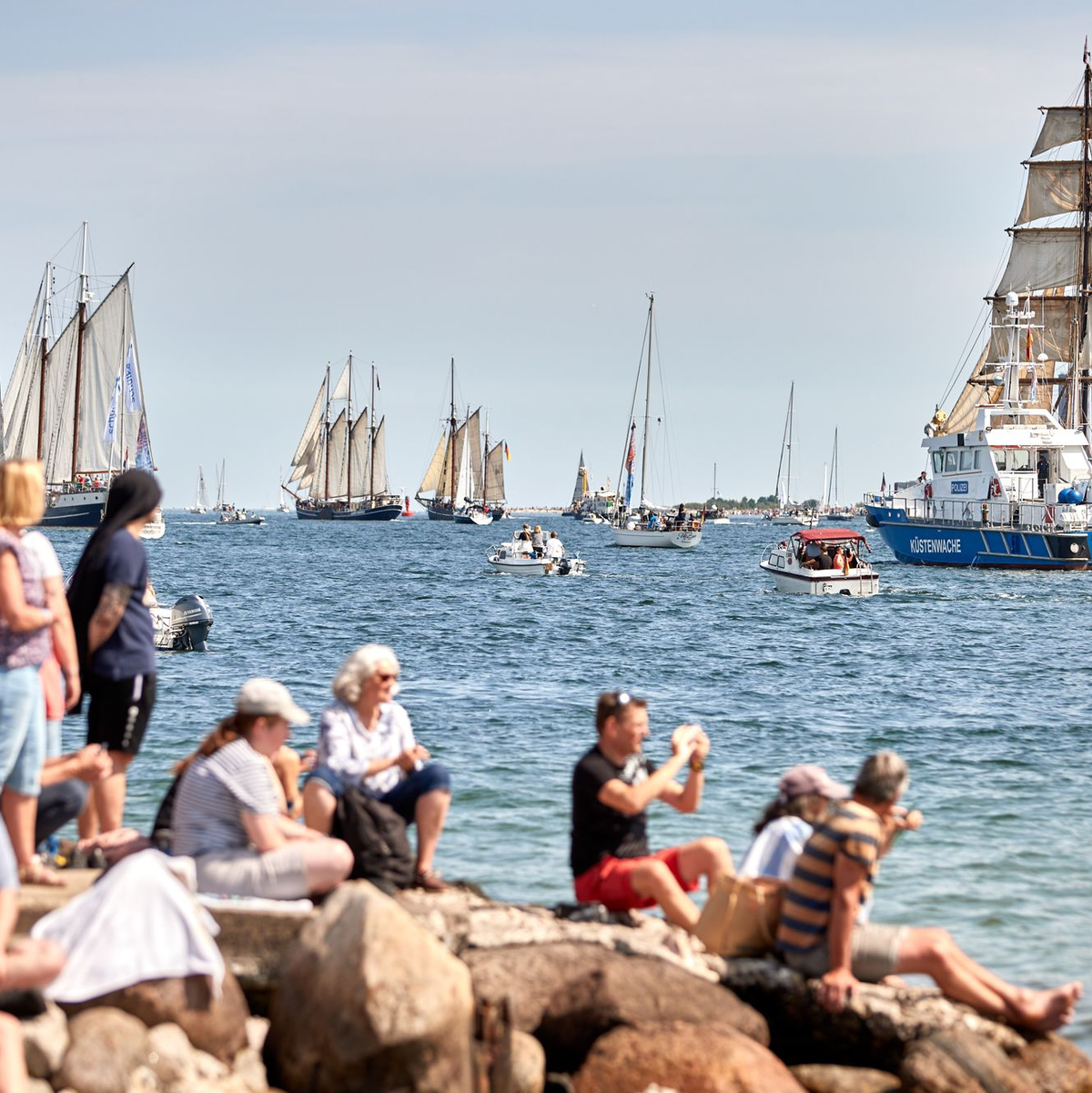Die traditionelle Windjammerparade der Kieler Woche hat begonnen. - Foto: Georg Wendt/dpa