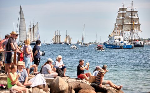 Die traditionelle Windjammerparade der Kieler Woche hat begonnen. - Foto: Georg Wendt/dpa