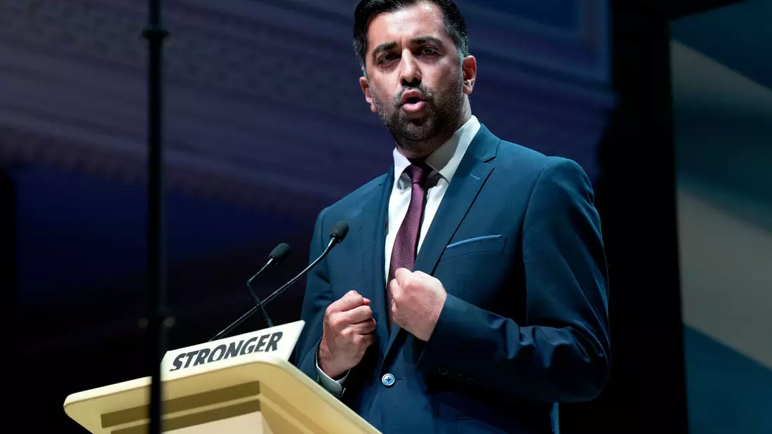 Humza Yousaf, Erster Minister von Schottland,  spricht auf dem Sonderparteitag der Schottischen Nationalpartei (SNP) in der Caird Hall in Dundee. - Bild: Jane Barlow/PA/AP/dpa