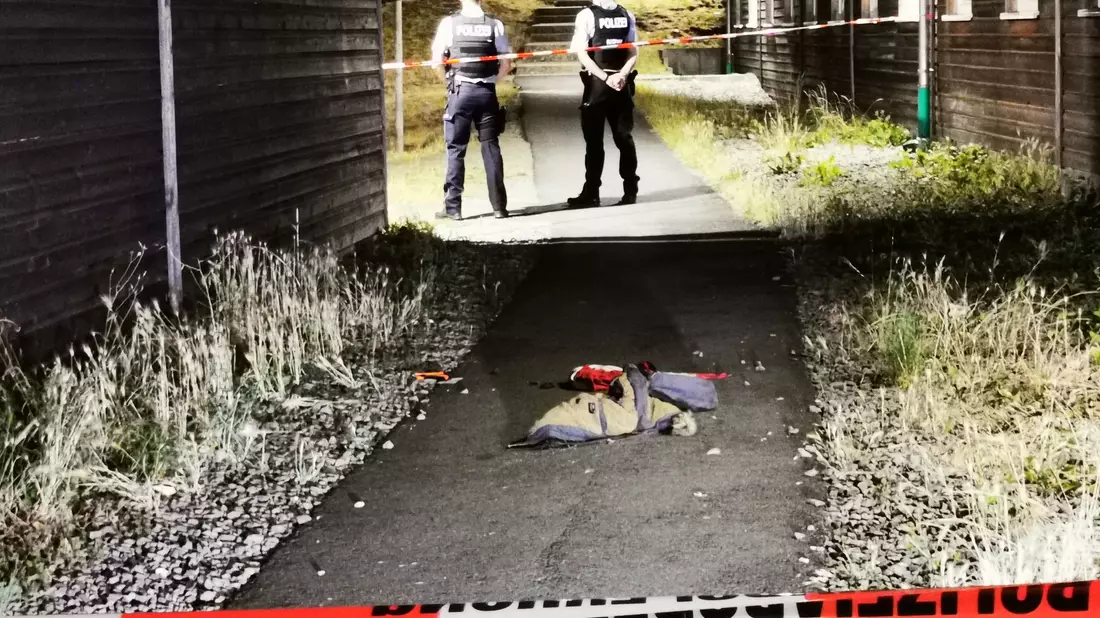 Polizisten stehen am Tatort in Mülheim an der Ruhr. - Bild: Michael Weber/WTVnews/dpa