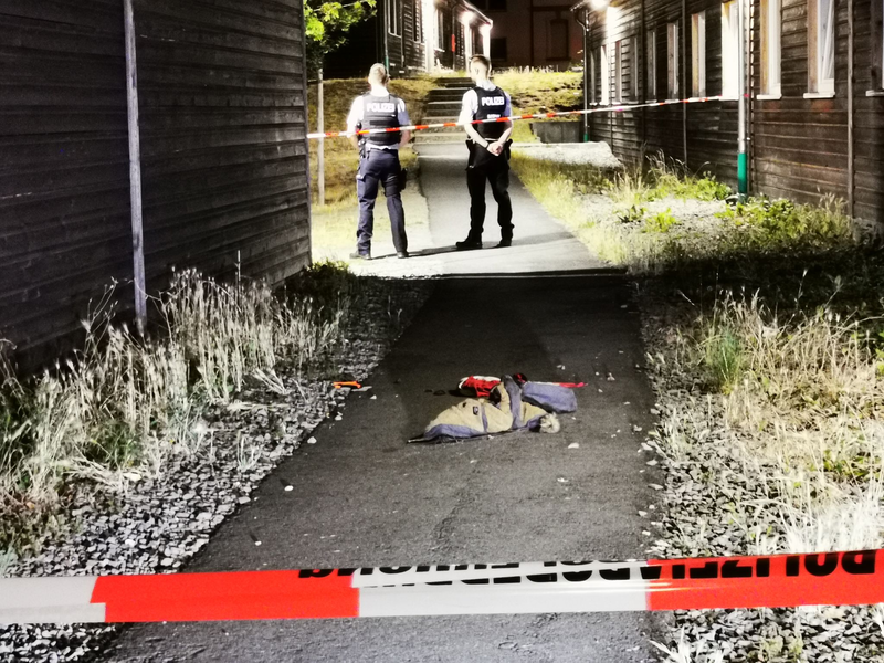 Polizisten stehen am Tatort in Mülheim an der Ruhr. - Foto: Michael Weber/WTVnews/dpa