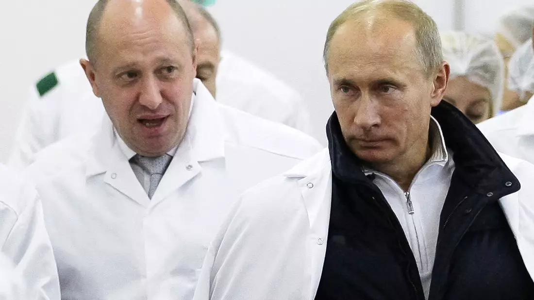 Einst enge Vertraute: Jewgeni Prigoschin (l), russicher Unternehmer, führt Wladimir Putin, Präsident von Russland, durch seine Fabrik, die Schulspeisungen herstellt. - Bild: Alexei Druzhinin/Pool Sputnik Kremlin/AP/dpa
