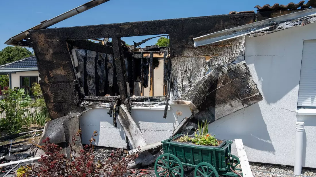Das Haus wurde durch den Brand so stark beschädigt, dass Teile des Gebäudes eingestürzt sind. - Bild: Stefan Sauer/dpa