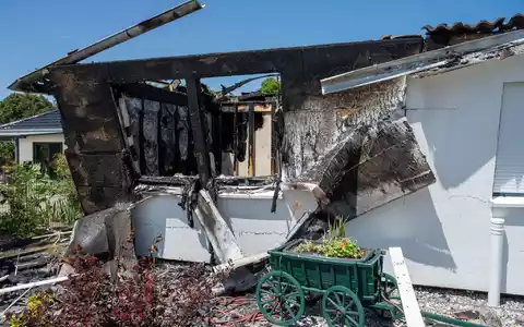 Das Haus wurde durch den Brand so stark beschädigt, dass Teile des Gebäudes eingestürzt sind. - Foto: Stefan Sauer/dpa