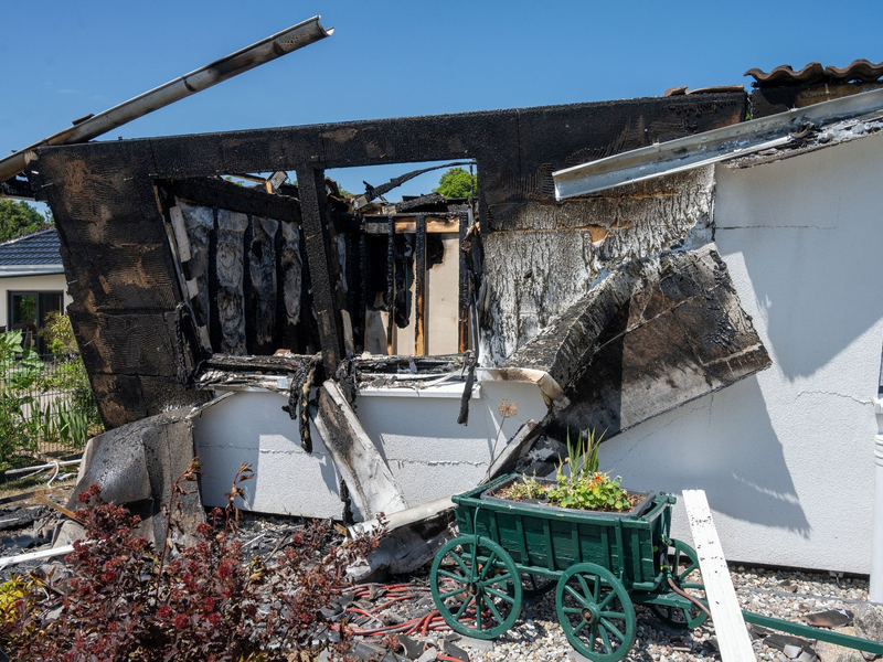 Das Haus wurde durch den Brand so stark beschädigt, dass Teile des Gebäudes eingestürzt sind. - Foto: Stefan Sauer/dpa