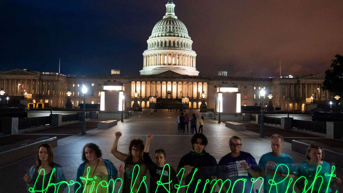 Aktivisten begehen den ersten Jahrestag der Entscheidung des Obersten Gerichtshofs um das Recht auf Abtreibung in Washington DC. - Foto: Nathan Howard/AP/dpa