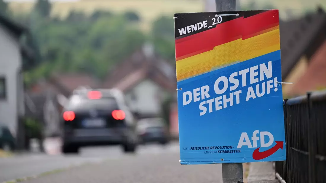 Ein Wahlplakat der AfD hängt an der Bundesstraße 89 im Landkreis Sonneberg. - Bild: Martin Schutt/dpa