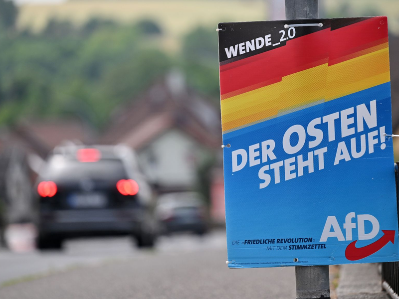 Ein Wahlplakat der AfD hängt an der Bundesstraße 89 im Landkreis Sonneberg. - Foto: Martin Schutt/dpa
