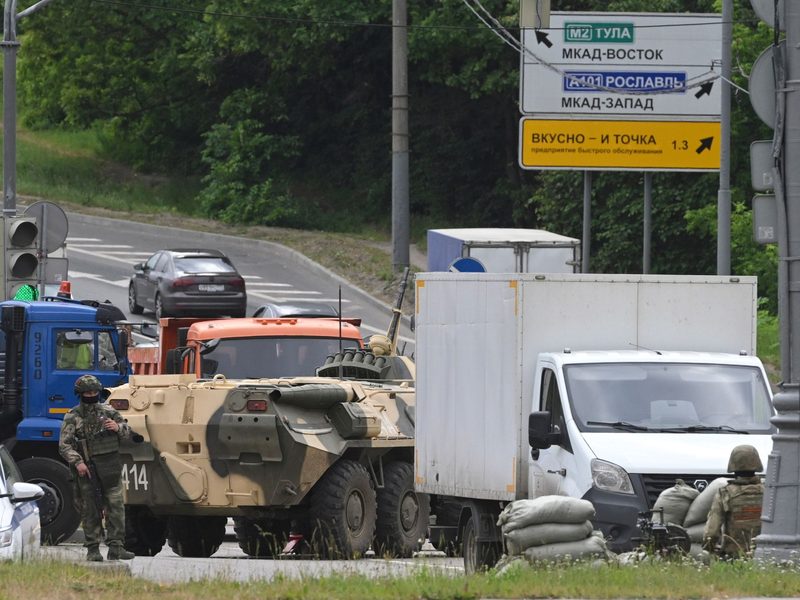 Russische Armeeangehörige bewachen die Autobahn bei Moskau mit einem Mannschaftstransportwagen. - Foto: -/AP/dpa