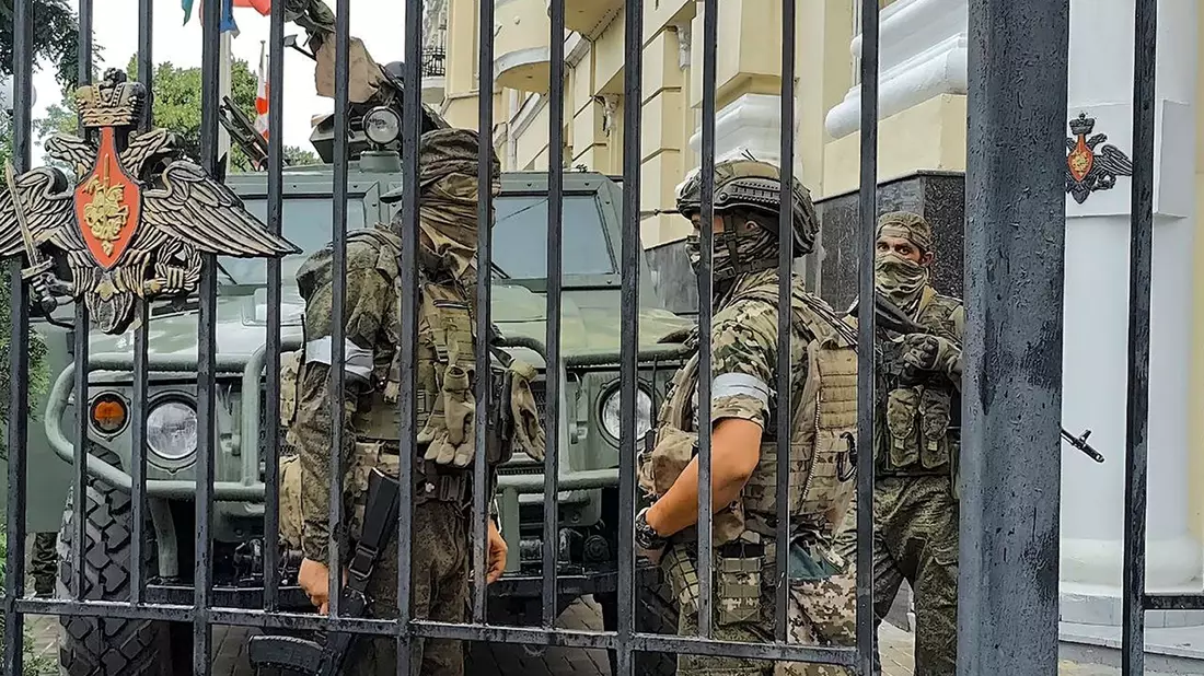 Kämpfer der Söldnergruppe Wagner bewachen einen Bereich im Hauptquartier des südlichen Militärbezirks in Rostow am Don. - Bild: -/AP/dpa