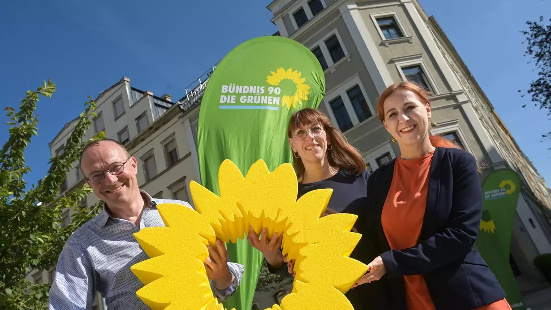 Wolfram Günther, Katja Meier und Franziska Schubert sollen für die Grünen in Sachsen im kommenden Jahr bei der Landtagswahl als Spitzenkandidaten antreten. - Bild: Heiko Rebsch/dpa