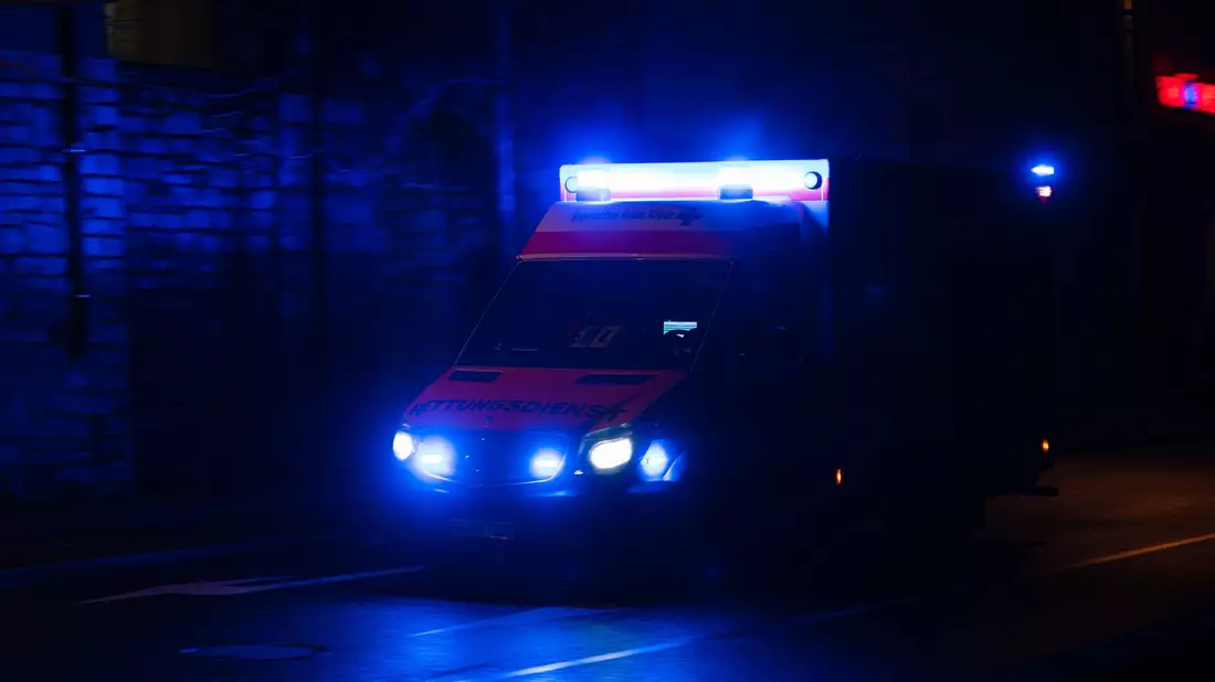 Ein Krankenwagen fährt mit Blaulicht durch eine Stadt. (Symbolbild) - Bild: Nicolas Armer/dpa