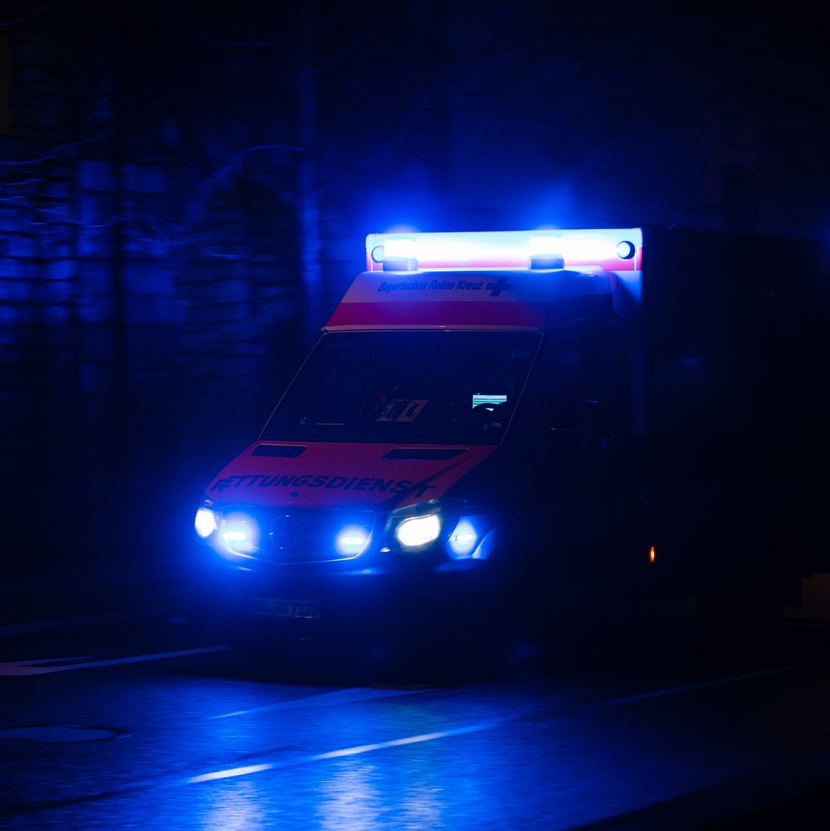 Ein Krankenwagen fährt mit Blaulicht durch eine Stadt. (Symbolbild) - Foto: Nicolas Armer/dpa