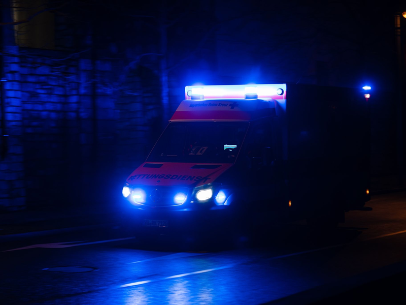 Ein Krankenwagen fährt mit Blaulicht durch eine Stadt. (Symbolbild) - Foto: Nicolas Armer/dpa