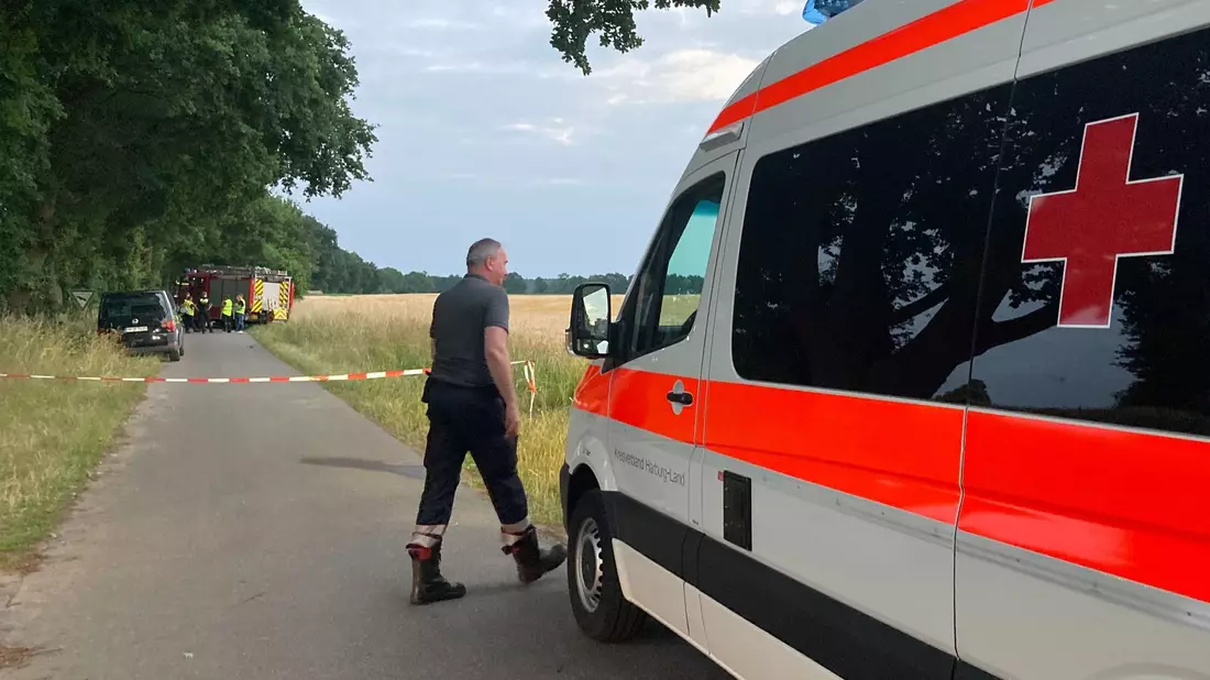 Bei einem Unfall während einer Ausflugsfahrt mit einem Bagger im Landkreis Harburg sind ein Kind und ein Erwachsener gestorben. - Bild: Christiane Bosch/dpa
