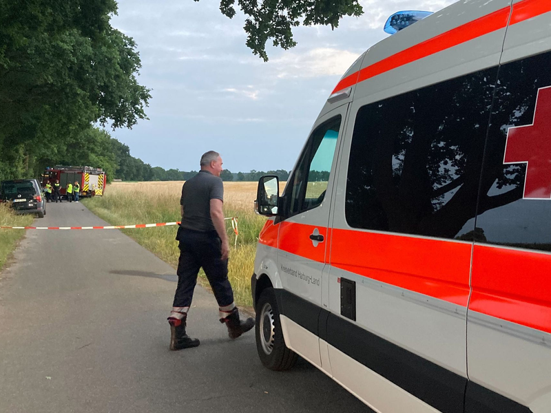 Bei einem Unfall während einer Ausflugsfahrt mit einem Bagger im Landkreis Harburg sind ein Kind und ein Erwachsener gestorben. - Foto: Christiane Bosch/dpa