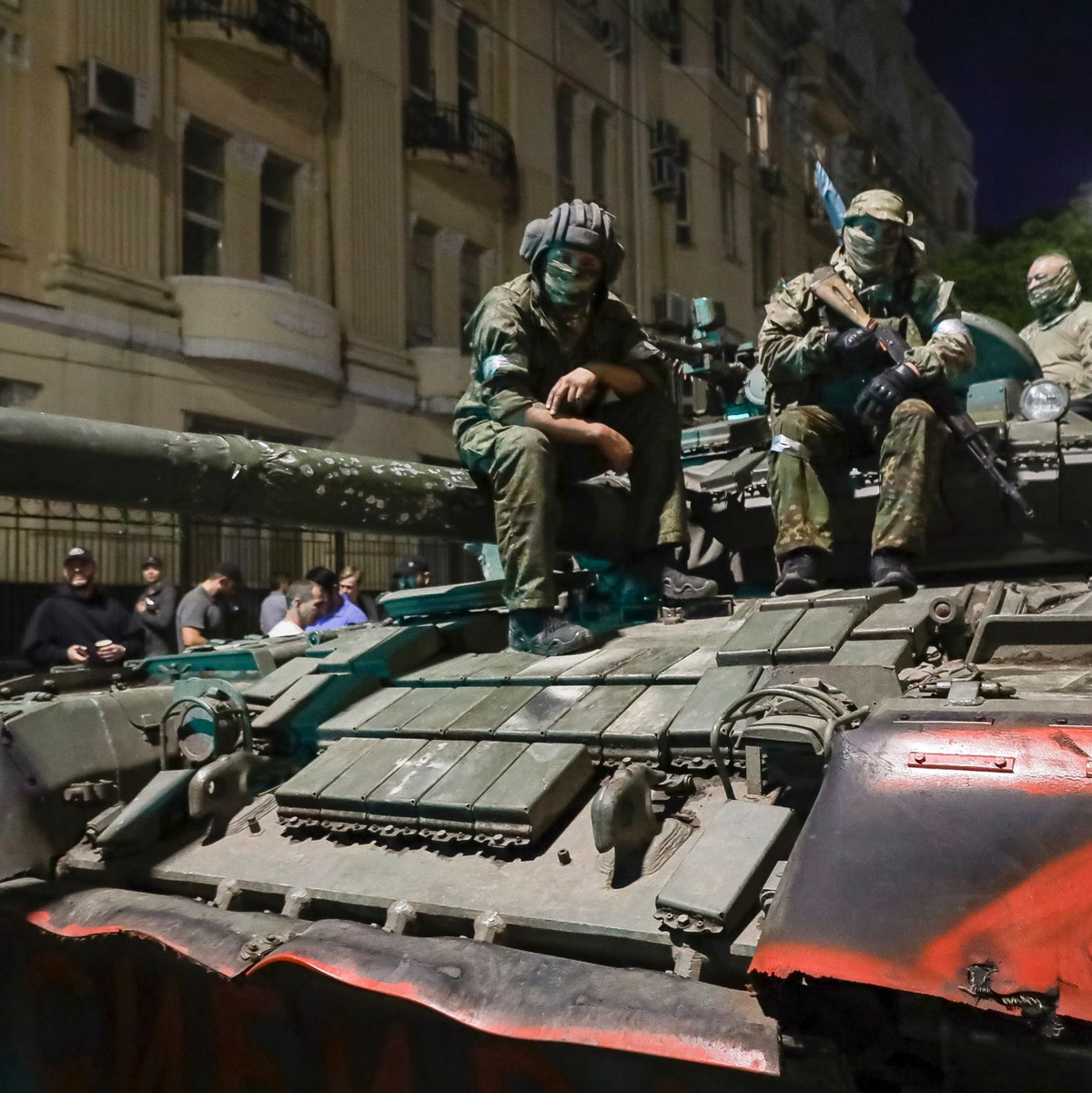 Angehörige des Militärunternehmens Wagner Group sitzen auf einem Panzer auf einer Straße in Rostow am Don, Russland, bevor sie einen Bereich im Hauptquartier des südlichen Militärbezirks verlassen. - Foto: -/AP/dpa