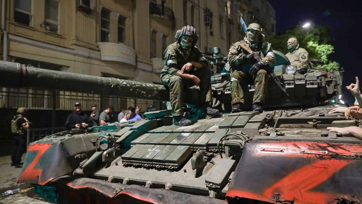 Angehörige des Militärunternehmens Wagner Group sitzen auf einem Panzer auf einer Straße in Rostow am Don, Russland, bevor sie einen Bereich im Hauptquartier des südlichen Militärbezirks verlassen. - Foto: -/AP/dpa