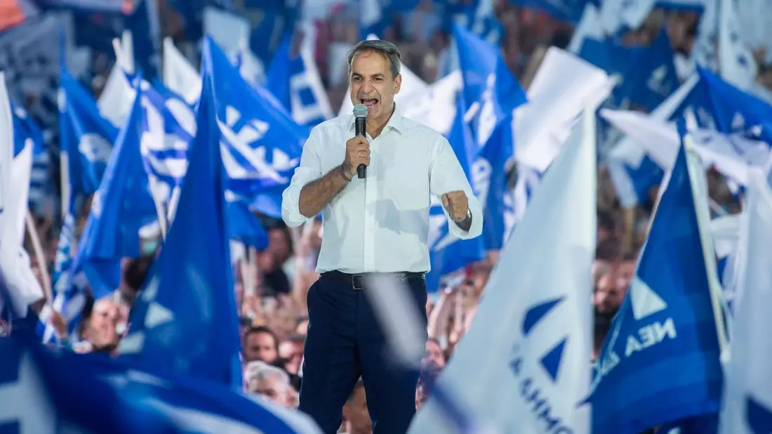 Kyriakos Mitsotakis, Vorsitzender der konservativen Partei «Neue Demokratie», spricht während einer Wahlkampfveranstaltung im Zentrum der griechischen Hauptstadt zu seinen Anhängern. - Bild: Angelos Tzortzinis/dpa