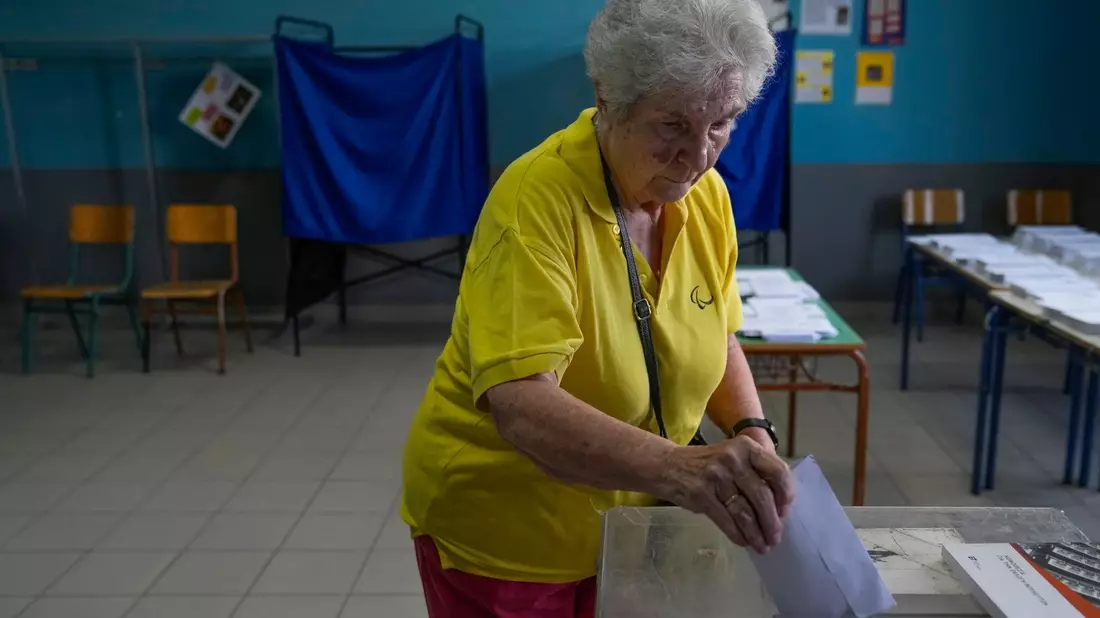 Eine Frau wählt in einem Wahllokal in Athen, Griechenland. - Bild: Thanassis Stavrakis/AP/dpa