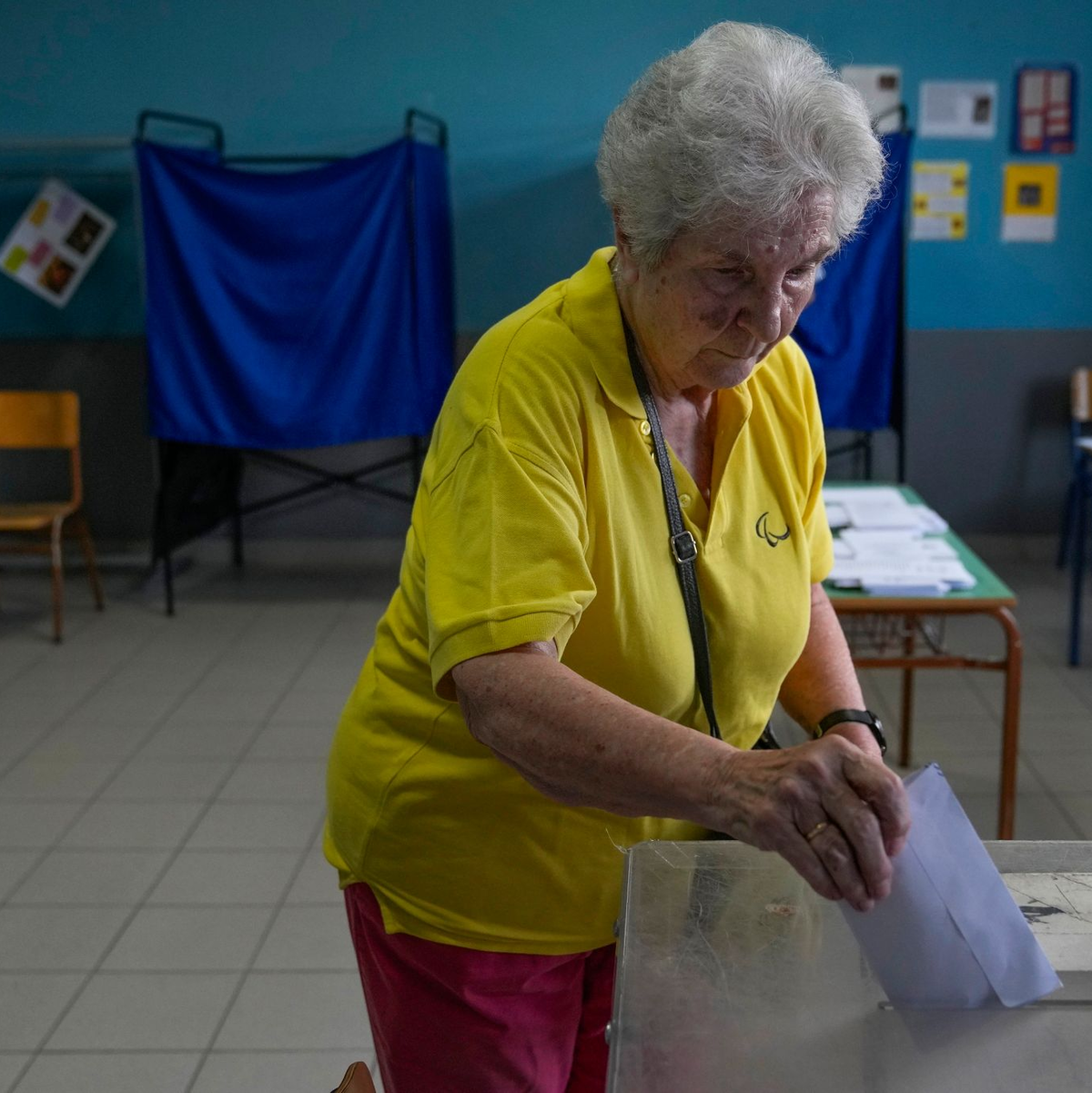 Eine Frau wählt in einem Wahllokal in Athen, Griechenland. - Foto: Thanassis Stavrakis/AP/dpa