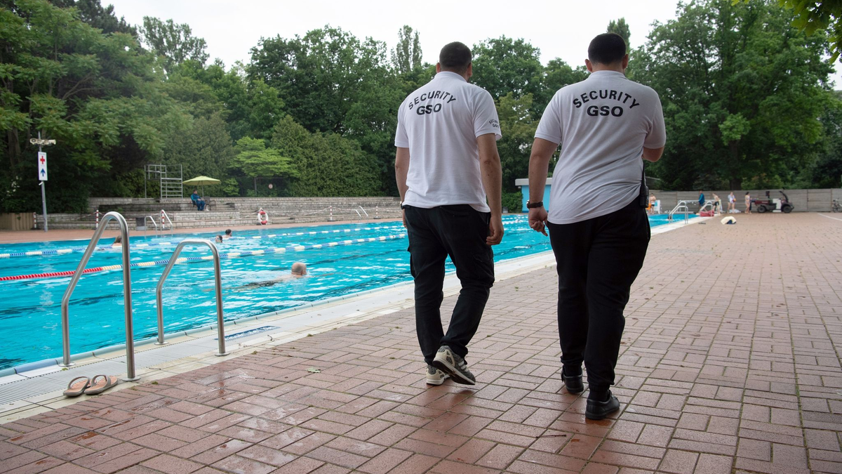 Mitarbeiter des Sicherheitsdienstes «Security GSO» drehen im Berliner Prinzenbad ihre Runden. - Foto: Paul Zinken/dpa