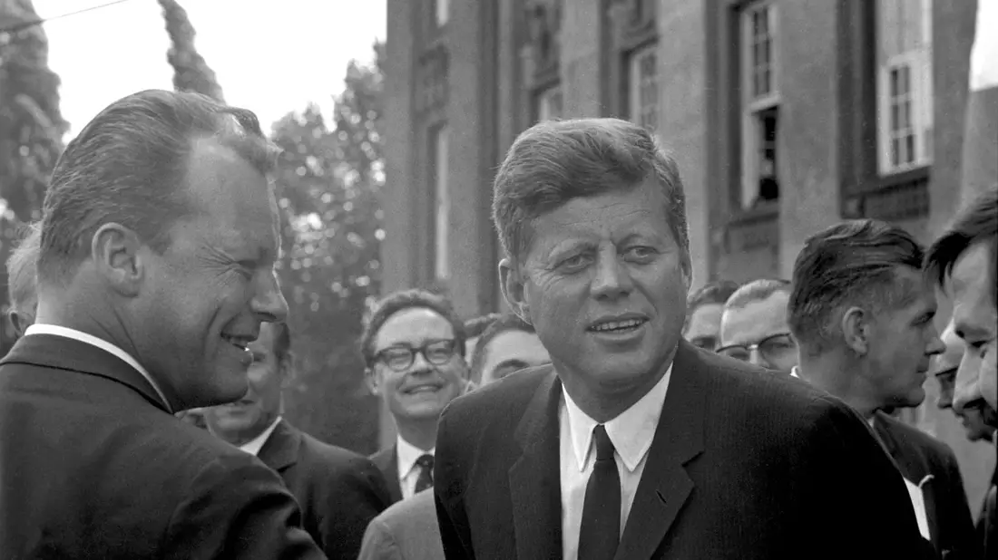 Handschlag in Berlin: US-Präsident John F. Kennedy (M) und der Regierende Bürgermeister von Berlin, Willy Brandt (r), vor dem Schöneberger Rathaus am 26. Juni 1963. Dort sprach Kennedy den legendären Satz «Ich bin ein Berliner». - Bild: picture alliance / dpa