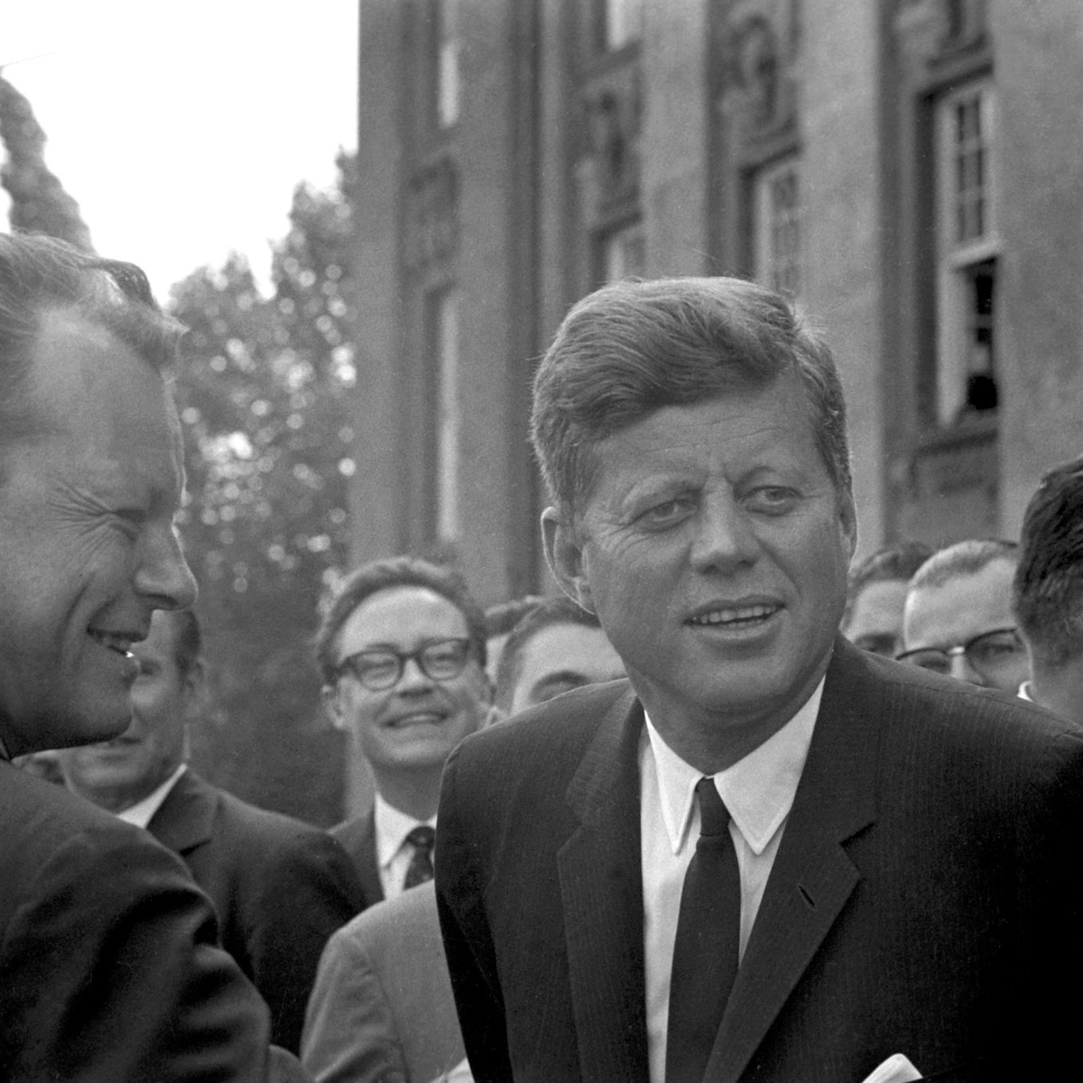 Handschlag in Berlin: US-Präsident John F. Kennedy (M) und der Regierende Bürgermeister von Berlin, Willy Brandt (r), vor dem Schöneberger Rathaus am 26. Juni 1963. Dort sprach Kennedy den legendären Satz «Ich bin ein Berliner». - Foto: picture alliance / dpa