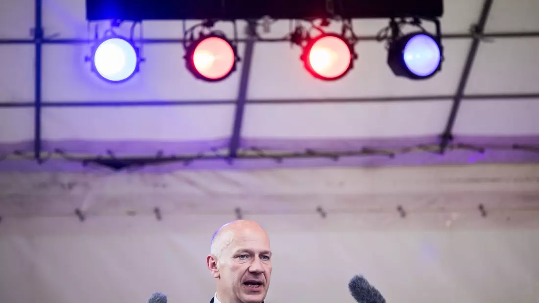 Gäste bei einem Bürgerfest mit Festakt anlässlich des 75. Jahrestags des Beginns der Berliner Luftbrücke und des 60. Jahrestags der legendären Rede John F. Kennedys vor dem Rathaus Schöneberg aus. - Bild: Carsten Koall/dpa