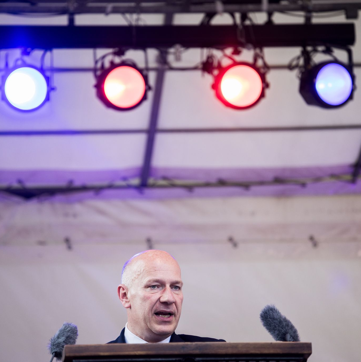 Gäste bei einem Bürgerfest mit Festakt anlässlich des 75. Jahrestags des Beginns der Berliner Luftbrücke und des 60. Jahrestags der legendären Rede John F. Kennedys vor dem Rathaus Schöneberg aus. - Foto: Carsten Koall/dpa