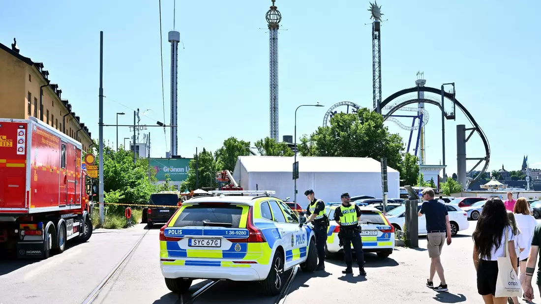 Die Polizei sperrt den Vergnügungspark «Gröna Lund» nach dem Unfall ab. - Bild: Claudio Bresciani/TT News Agency/AP