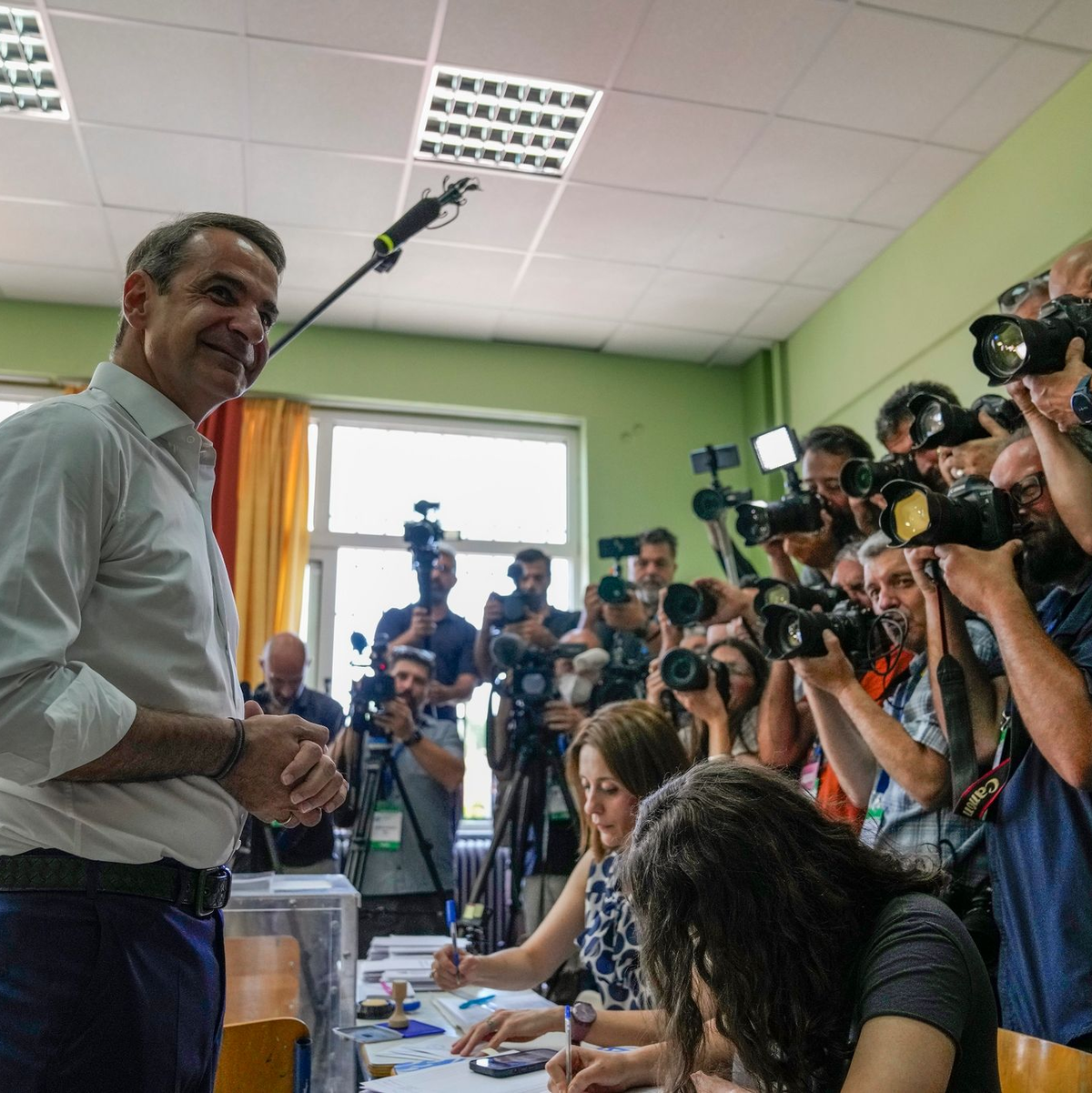Kyriakos Mitsotakis (l), Vorsitzender der Mitte-Rechts-Partei Neue Demokratie, gibt in einem Wahllokal seine Stimme ab. - Foto: Thanassis Stavrakis/AP/dpa