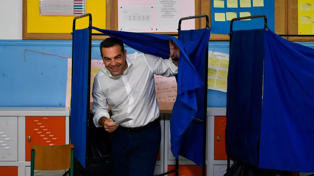 Oppositionsführer Alexis Tsipras, Chef der linken Syriza-Partei, gibt in einem Wahllokal seine Stimme ab. - Bild: Michael Varaklas/AP/dpa