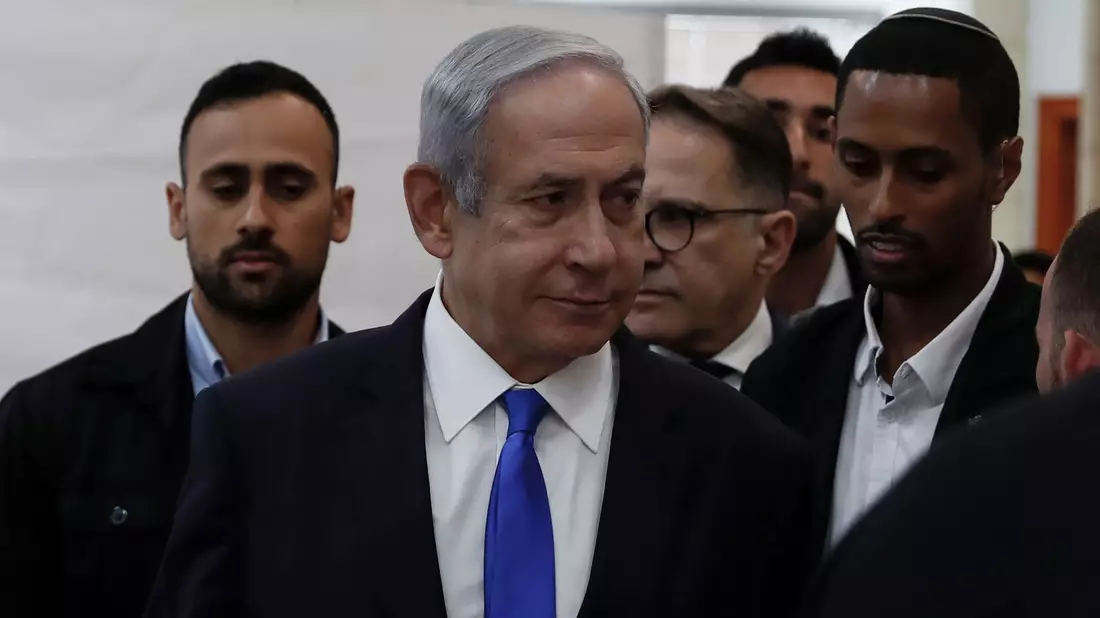 Benjamin Netanjahu (M), Ministerpräsident von Isreal, kommt im Bezirksgericht in Jerusalem an. - Bild: Atef Safadi/EPA Pool/AP/dpa