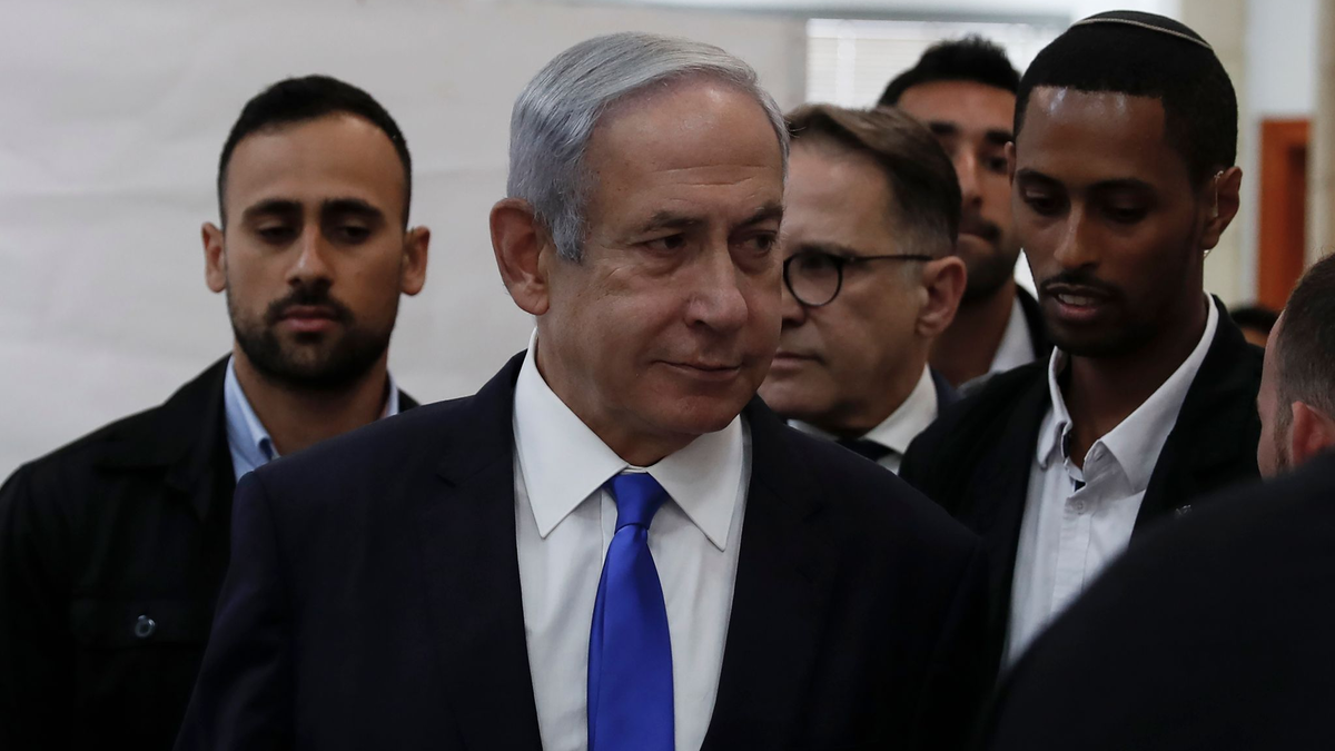 Benjamin Netanjahu (M), Ministerpräsident von Isreal, kommt im Bezirksgericht in Jerusalem an. - Foto: Atef Safadi/EPA Pool/AP/dpa