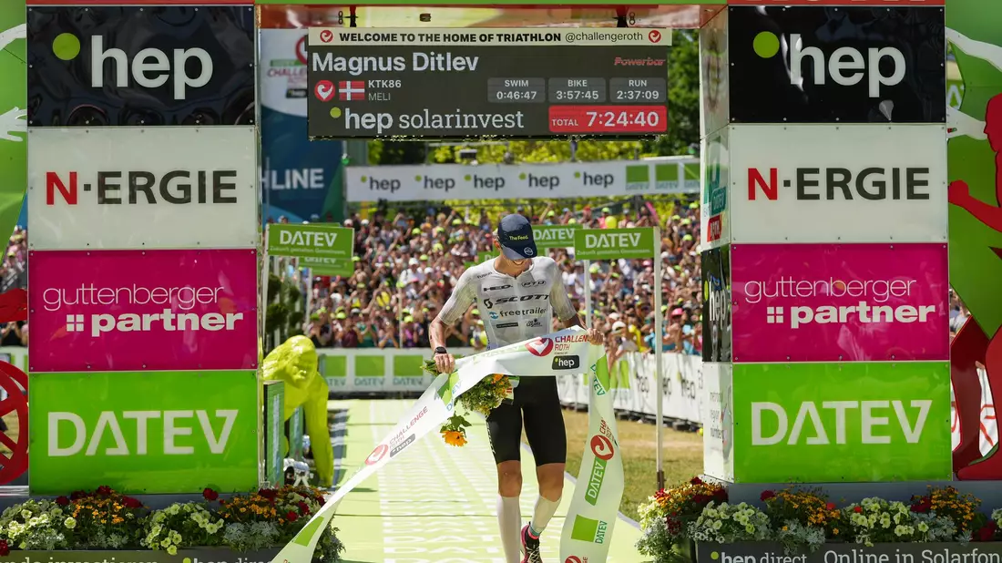 Ditlev unterbot damit die Roth-Rekordmarke von Jan Frodeno von 2016 (7:35:39) um fast elf Minuten. - Bild: Daniel Löb/dpa