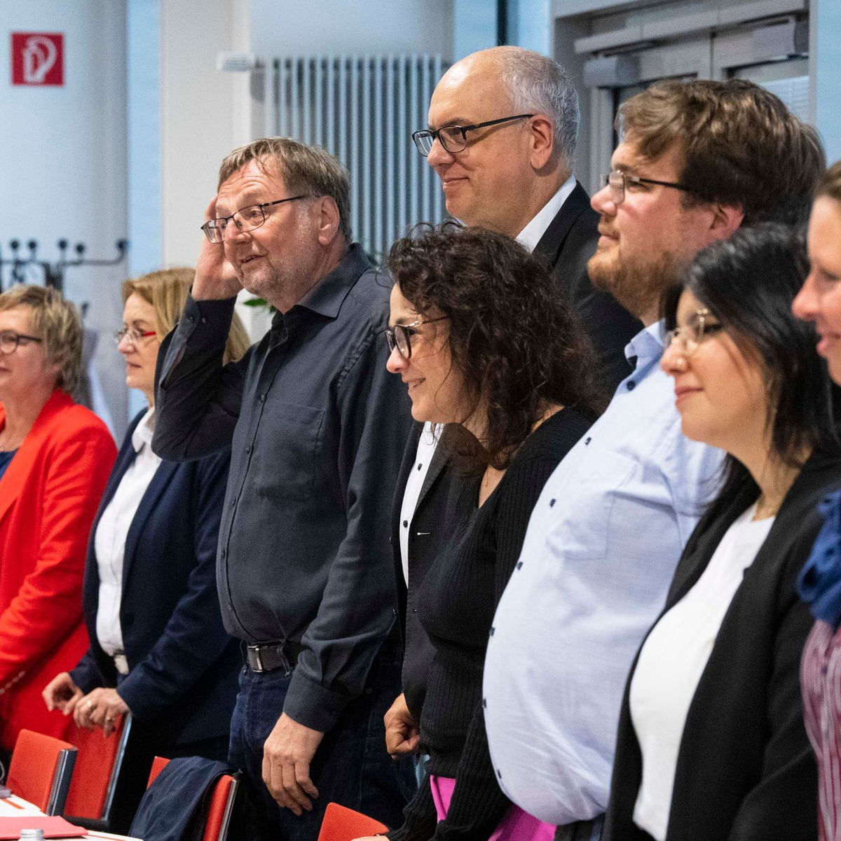 Andreas Bovenschulte (M), Bürgermeister von Bremen, und weitere Verhandlungsführerinnen und Verhandlungsführer der SPD Bremen. - Foto: Philip Dulian/dpa