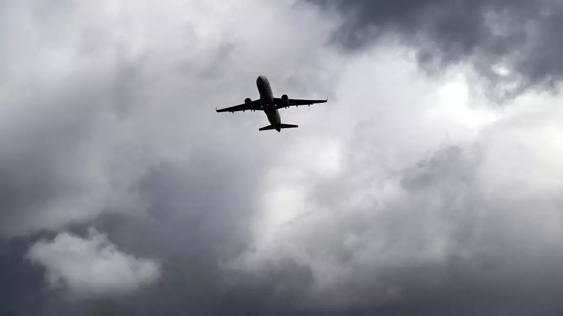 Die beim Fliegen freigesetzten klimaschädlichen Schadstoffe wollen bisher nur wenige Passagiere ausgleichen. - Bild: Federico Gambarini/dpa