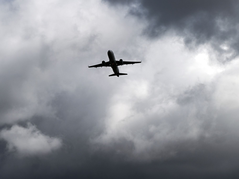 Die beim Fliegen freigesetzten klimaschädlichen Schadstoffe wollen bisher nur wenige Passagiere ausgleichen. - Foto: Federico Gambarini/dpa