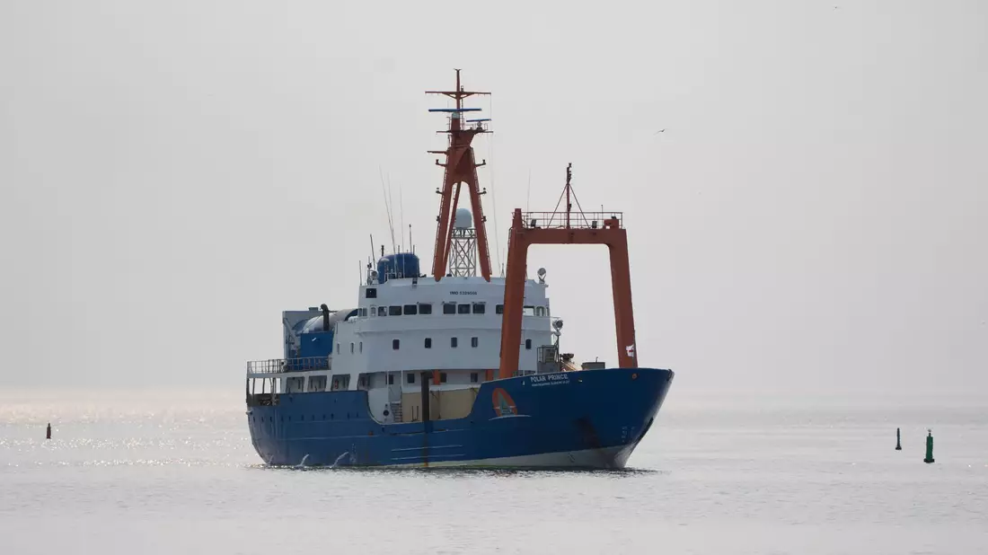 Die kanadische Verkehrssicherheitsbehörde TSB hat mit der Untersuchung des Mutterschiffes der «Titan», der «Polar Prince», begonnen. - Bild: Adrian Wyld/The Canadian Press/AP/dpa