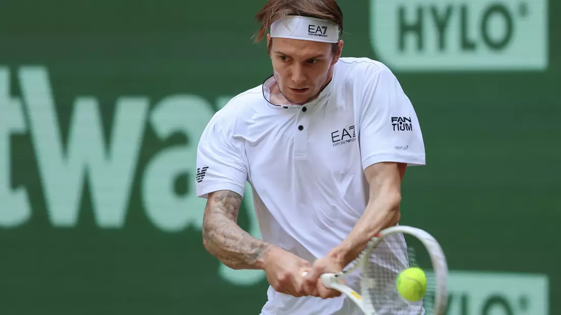 Nach dem Sieg gegen Alexander Zverev traf Alexander Bublik im Finale von Halle auf Andrei Rubljow. - Bild: Friso Gentsch/dpa