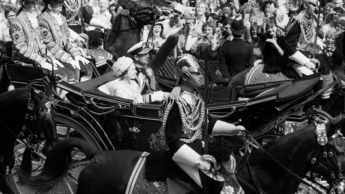 Die Königin und der Herzog von Edinburgh fahren anlässlich der Hochzeit des Prinzen von Wales und Lady Diana Spencer die Fleet Street entlang. Mit dabei: der ehemalige Lakai Paul Whybrew (ganz links). - Bild: Pa/PA Wire/dpa