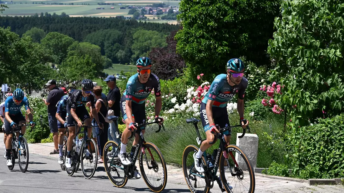 Emanuel Buchmann (r) vom Team Bora Hansgrohe führt vor seinem Teamkollegen Jonas Koch. - Bild: Bernd Weißbrod/dpa