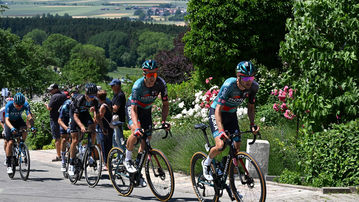 Emanuel Buchmann (r) vom Team Bora Hansgrohe führt vor seinem Teamkollegen Jonas Koch. - Foto: Bernd Weißbrod/dpa