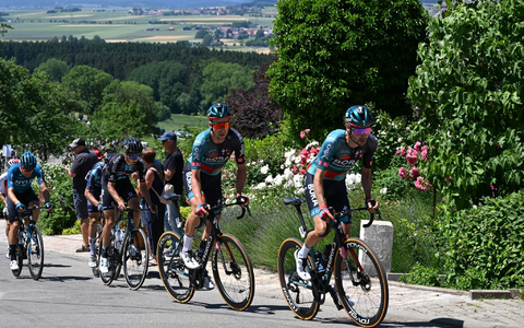 Emanuel Buchmann (r) vom Team Bora Hansgrohe führt vor seinem Teamkollegen Jonas Koch. - Foto: Bernd Weißbrod/dpa