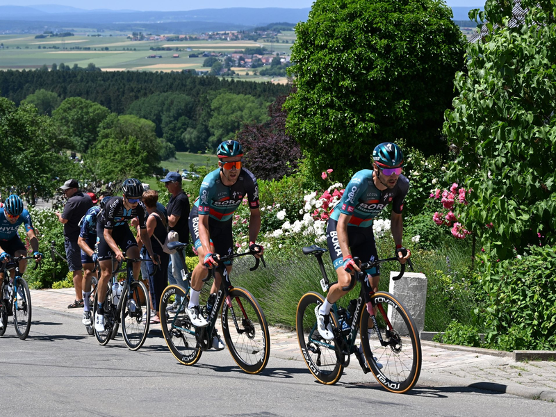 Emanuel Buchmann (r) vom Team Bora Hansgrohe führt vor seinem Teamkollegen Jonas Koch. - Foto: Bernd Weißbrod/dpa