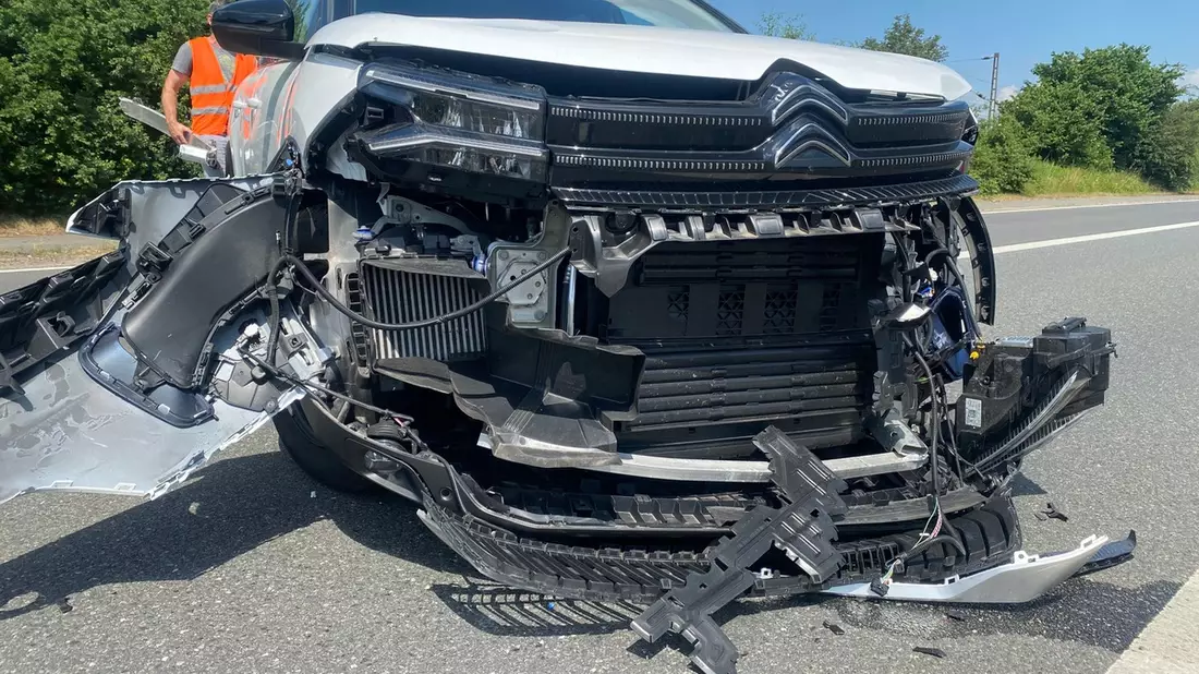 POL-HI: Verkehrsunfall mit einer schwerverletzten Person und Vollsperrung der Bundesstraße 1 - Bild: presseportal.de